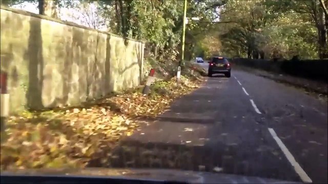 Quand tu penses pouvoir traverser la route inondée avec ta voiture... FAUX!