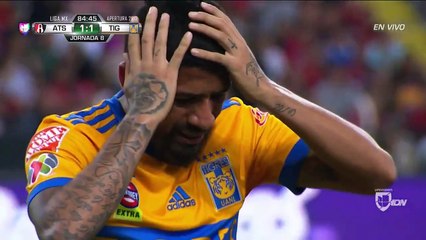 Un gardien de but se fait une blessure impressionnante au genou