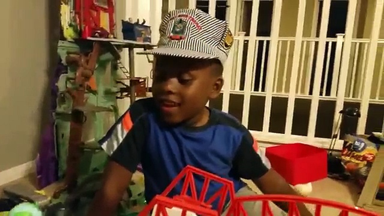 UH OH! BATTLE ON ICY RAILS Thomas and Friends