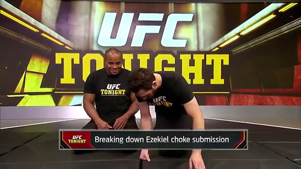 Daniel Cormier and Kenny Florian demonstrate the Ezekiel Choke | UFC TONIGHT
