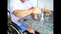 Aprenda fazer vasos com garrafa pet vela tesoura e um copo com água