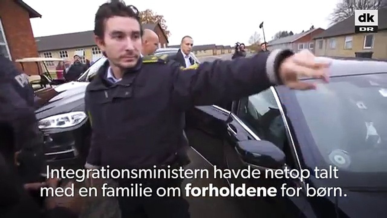 Le ministre de l'immigration attaqué par une quarantaine de réfugiés en colère