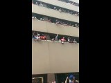 Houston Astros'un Şampiyonluk Yürüyüşü Sırasında Bir Seyircinin Şapkası Düşüyor ve Herkes İmece Usulü Uğraşarak Şapkayı Sahibine İletiyor