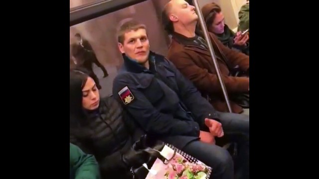 La technique infaillible d'un mec pour trouver une place à son pote dans un métro bondé