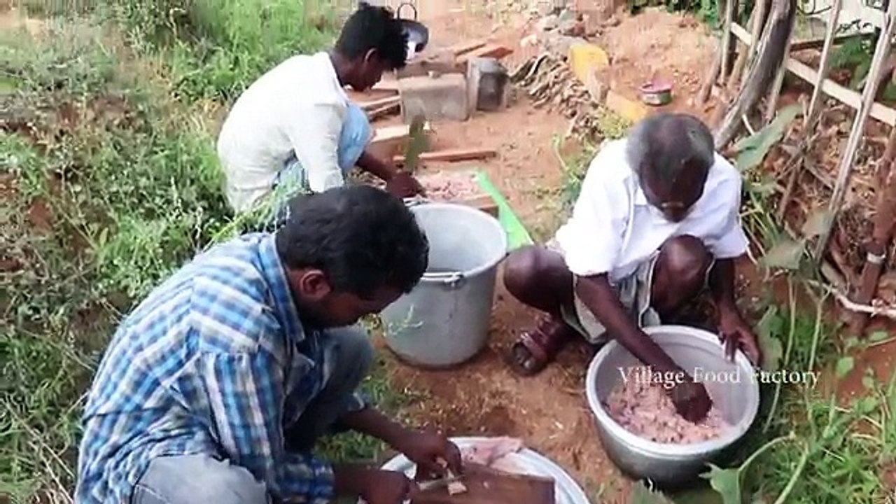 HİNTLİ DAYI 10 KG BÖBREK TAVUK KAVURMA YAPIYOR....