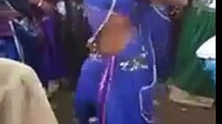 indian girl dance in road maza aa gya