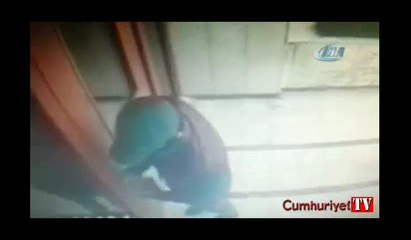 Hırsızlık anı kamerada: Kapıyı broşürle açtı