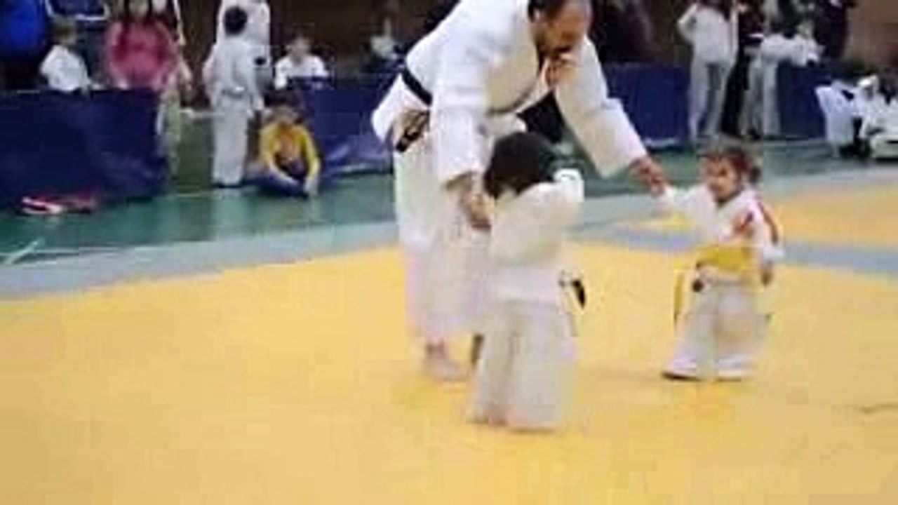 可愛い子供たちによる柔道の試合