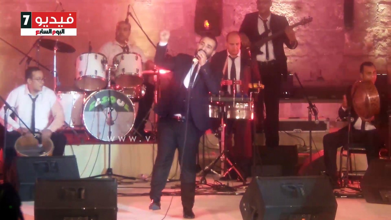 أحمد سعد يغنى "بحبك يا صاحبى" لايف