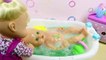Aventuras en el baño de Las Bebés Nenuco Hermanitas Traviesas | Baño de Slime Baff Naia hace popó