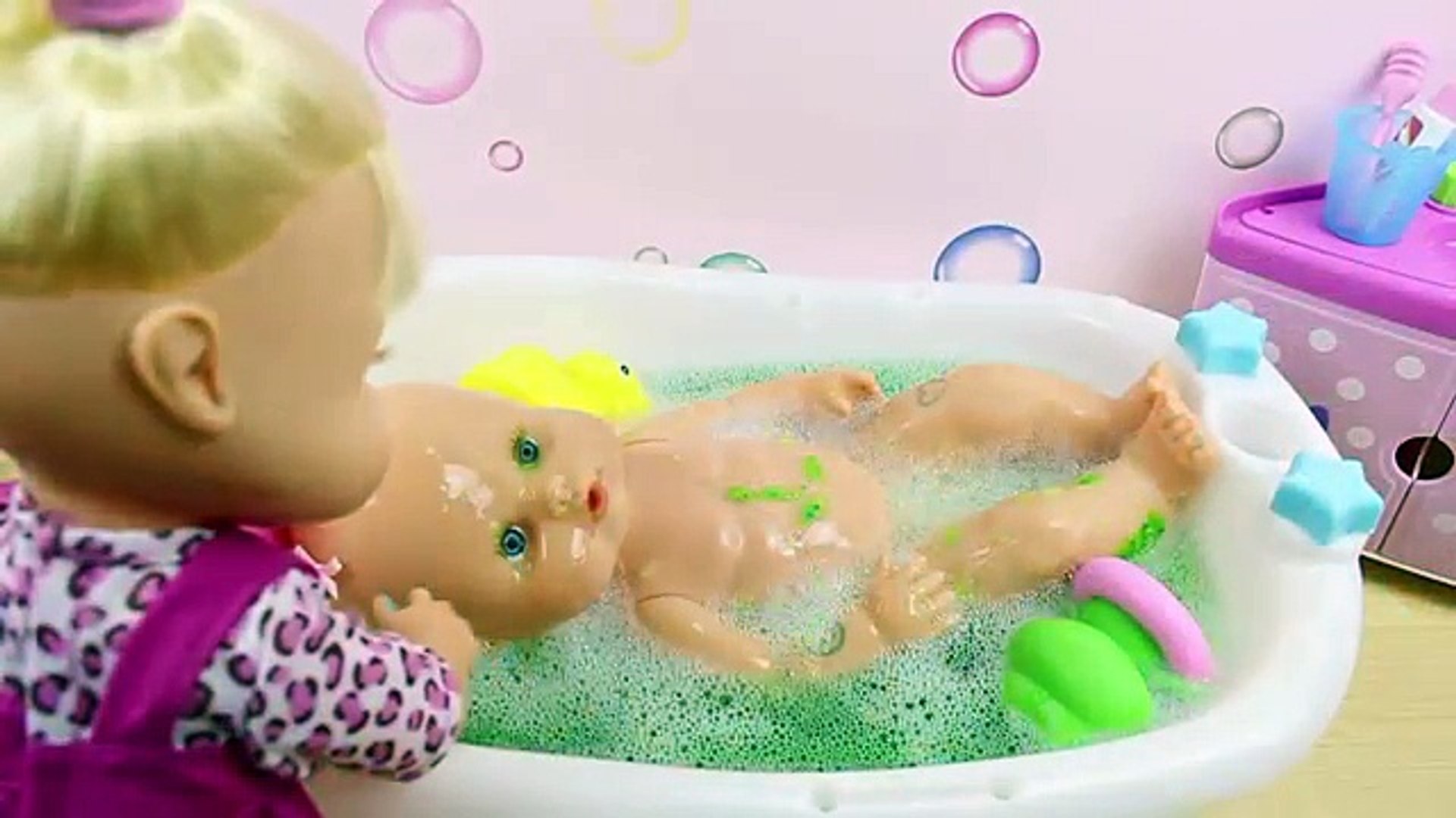 Aventuras en baño de Las Bebés Nenuco Hermanitas | Baño de Slime Naia hace popó─影片 Dailymotion