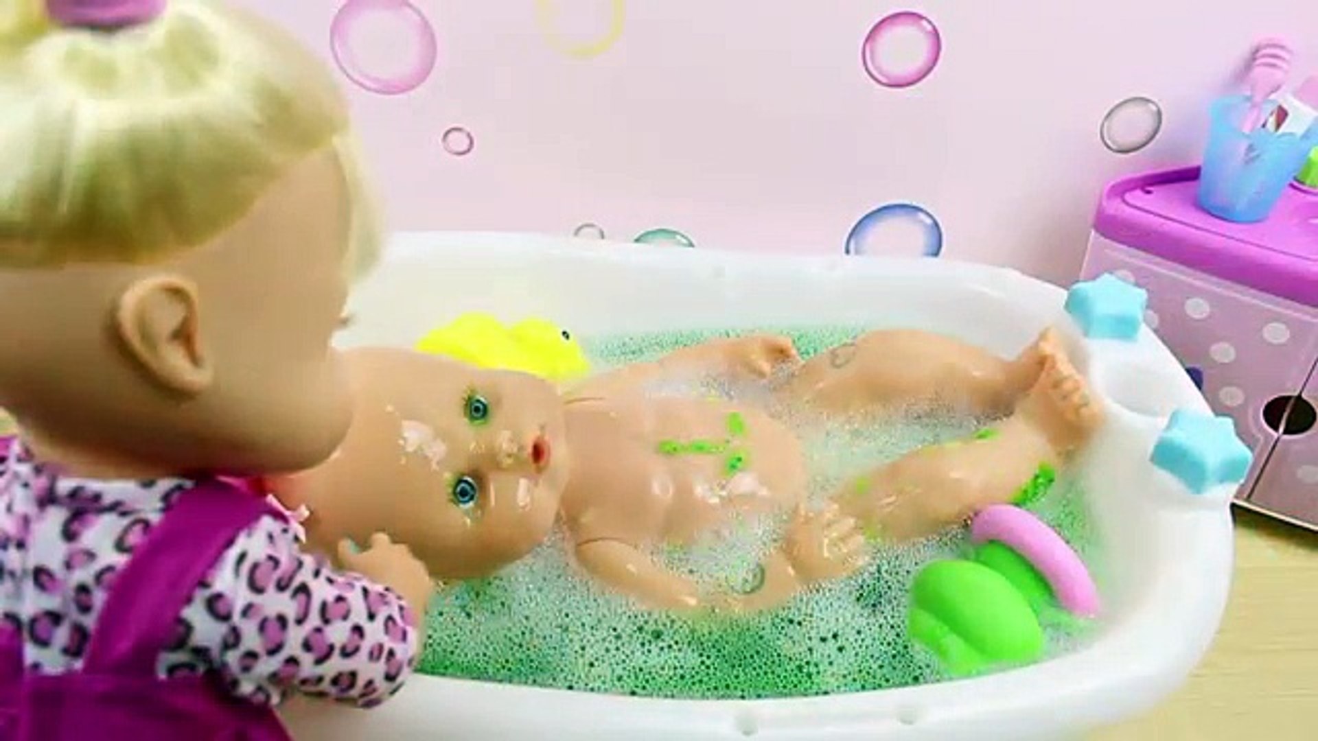 debajo Regularmente Tropical Aventuras en el baño de Las Bebés Nenuco Hermanitas Traviesas | Baño de  Slime Baff Naia hace popó─影片 Dailymotion