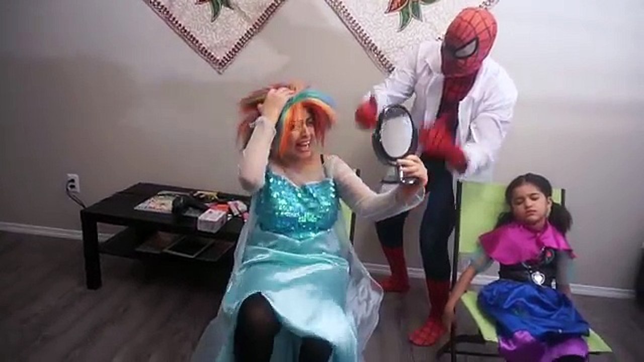 SPIDERMAN CUTS FROZEN ELSA HAIR w/ SPIDERMAN, FROZEN ANNA REAL LIFE SUPERHEROES
