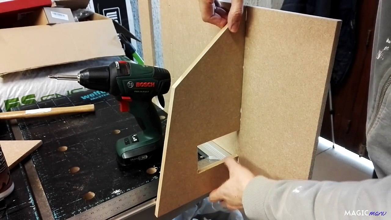 Fabriquer une caserne de pompier en bois pour Playmobil