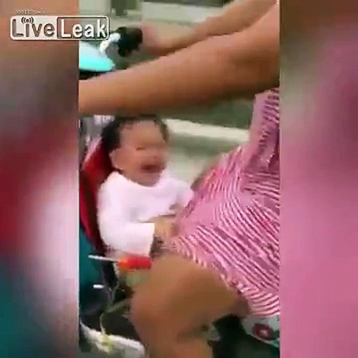 Bébé joue à coucou / caché sous la robe de maman en vélo !