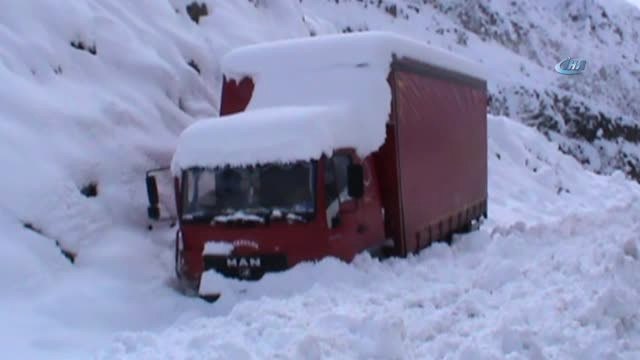 Kar Yağışı Seydişehir-Antalya Karayolunu 5 Saat Ulaşıma Kapattı