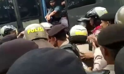 Unjuk Rasa Mahasiswa Sambut Kedatangan JK
