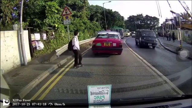 Une dame évite la décapitation en traversant rapidement la route