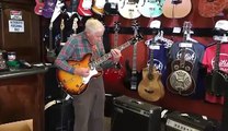 Ce Vieil homme vous donne une leçon à la guitare