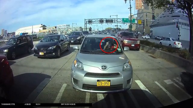 Une femme pète un câble dans sa voiture.