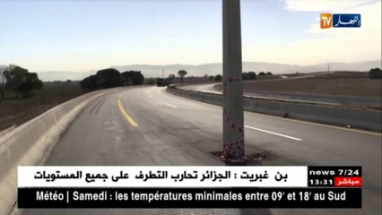 un poteau électrique est installé en plein milieu d’une autoroute