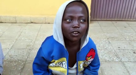 Video herunterladen: Menino africano de olhos azuis