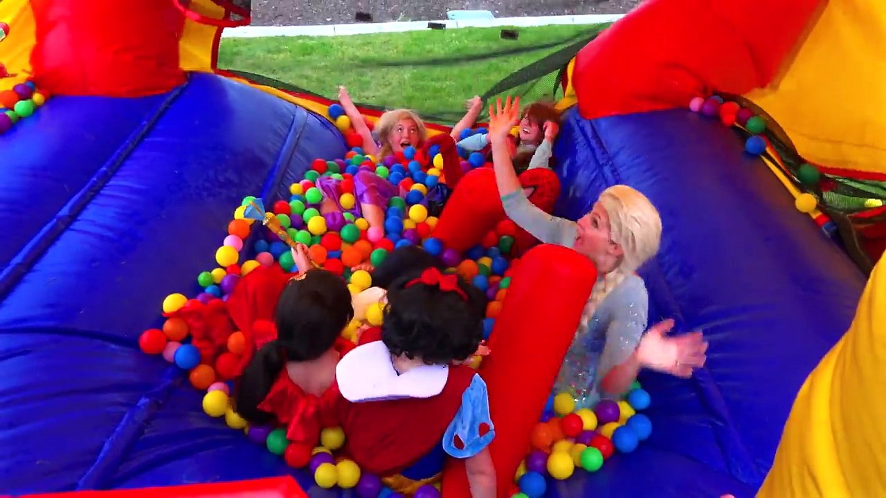 Disney Princesses Trapped in Bounce house funny marvel comics parody IRL örümcek adam & Frozen Elsa