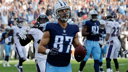Mariota bounces in backfield and finds Decker for TD