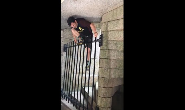 Ce gars a failli s'éclater la tête contre le sol.