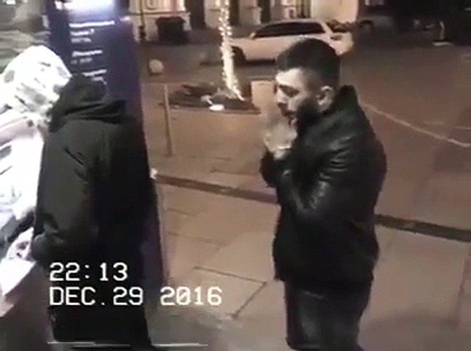 Surpris par une caméra de surveillance en train de voler un portefeuille : Flag