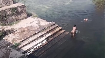 Ces 2 jeunes aperçoivent un esprit qui parcourt les marches avant de disparaitre… Flippant