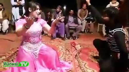 Beautiful Girl Live Dance In Shadi Program On Mara Hovay Yar Gila Nai Kareenda Song