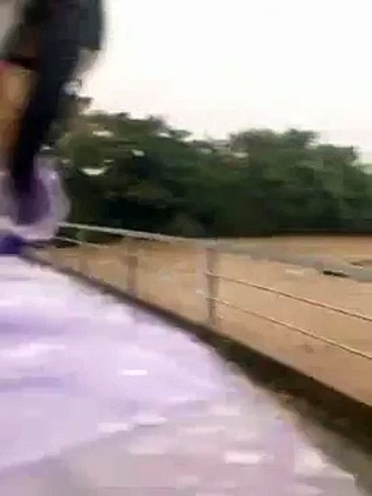 Kinh hoàng với clip người đàn ông ôm chặt bè cá trôi giữa lũ