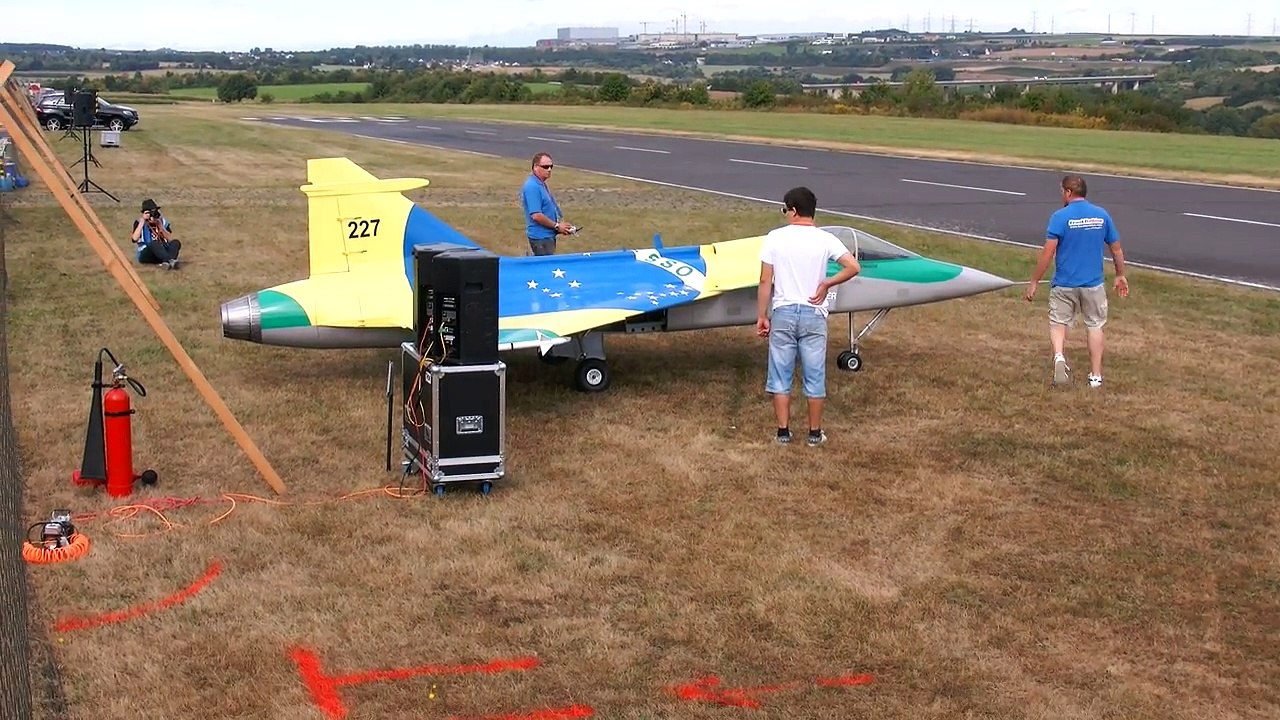 GIGANTIC RC CRASH SAAB