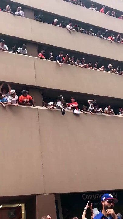 Lors d'un match des spectateurs aident une femme à récupérer sa casquette !