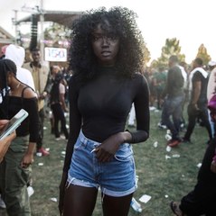 Üniversiteli Genç Kıza, Okul Festivalinde Çekilen Fotoğrafı Sonrası Teklif Yağıyor