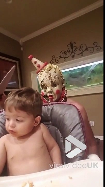 Ce bébé est invincible il a pas peur des clowns horribles !