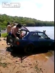 Ils ont construit leur voiture amphibie et ça marche !