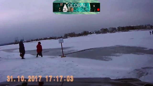 Sauvetage d'une femme tombée dans un lac gelé par des passants !