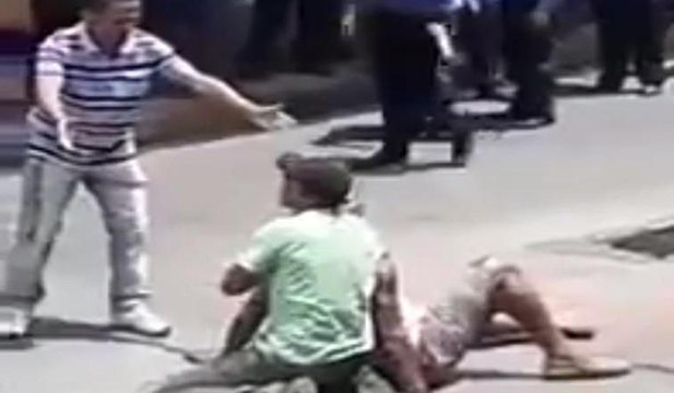 Bir kişiyi rehin alan hırsıza linç girişimi