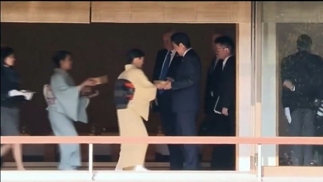 En visite au Japon, Trump nourrit des carpes et suscite les moqueries des internautes