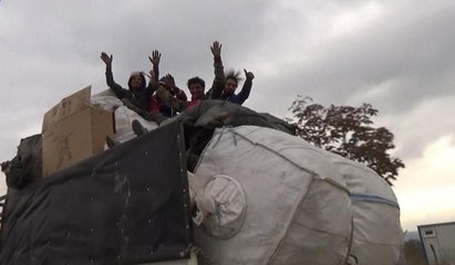 Trafikte tehlikeli yolculuk kamerada: El salladılar