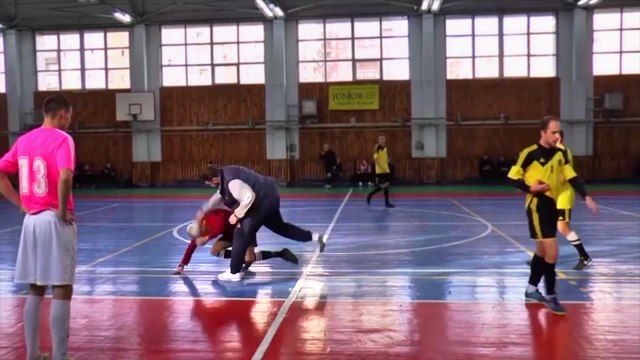 Un entraîneur de futsal pète un câble