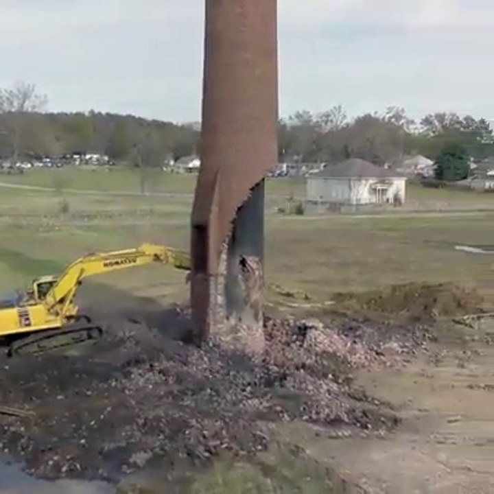 Ce ouvrier va voir beaucoup de chance dans son malheur... Destruction ratée d'une cheminée de 80m de haut