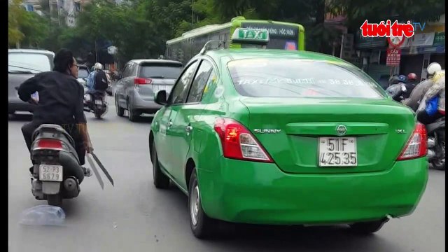 Explosions de rétroviseurs en série par un scootériste totalement fou