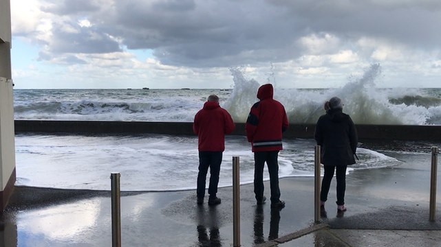 La mer envahit la promenade du front de mer