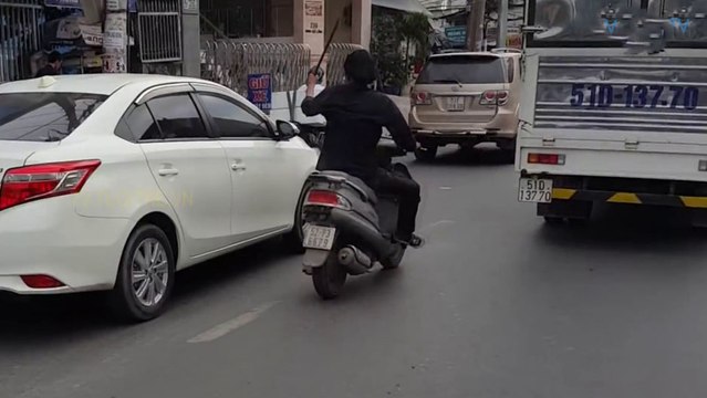 Un homme avec une machette s'en prend à tout les rétroviseurs des voitures qu'il croise