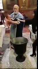 Padre perde a cabeça durante batizado