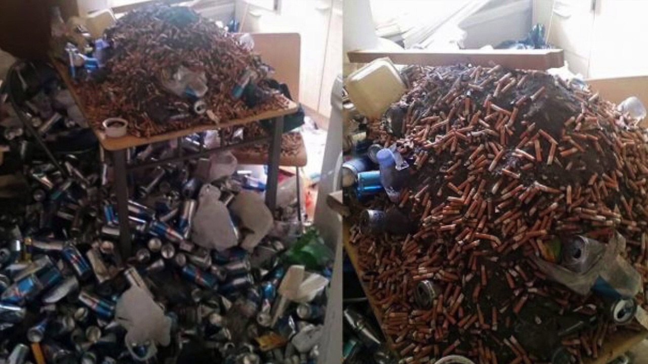 Cette maison est devenue un squat insalubre, avec des ordures dans chaque recoin et des montagnes de mégots