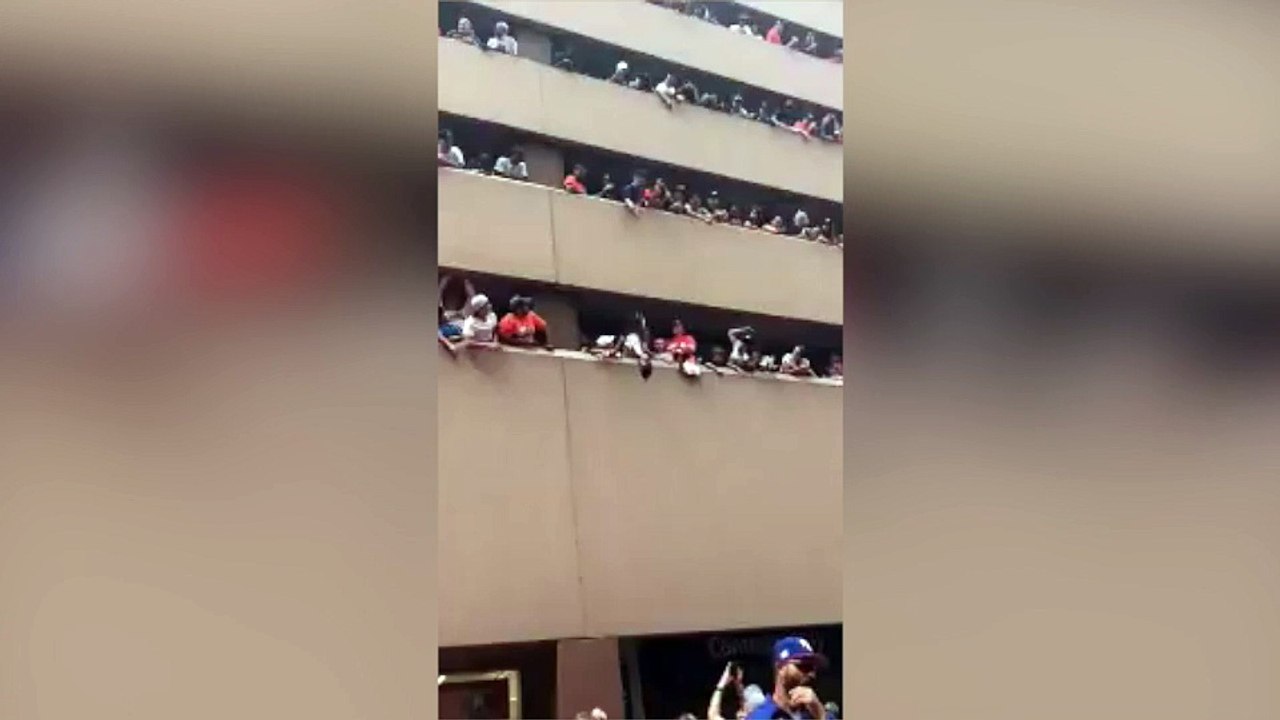 Des spectateurs aident une femme à récupérer sa casquette !